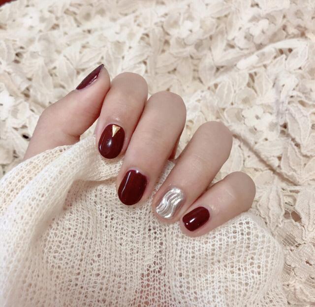 秋天指甲做什么颜色显白，适合冬天显白的指甲颜色（难怪女星大咖们都超爱）