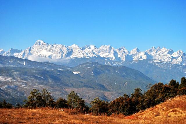 玉龙雪山海拔多少米，玉龙雪山海拔高度是多少米（云南这座山海拔不足6000米）