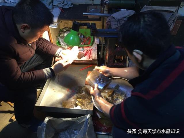 水晶工艺品加工，水晶工艺品的加工流程有多少人知道呢（了解一下水晶加工的流程）