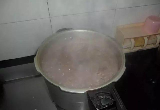 醋泡大蒜变绿色方法，立马变得绿油油