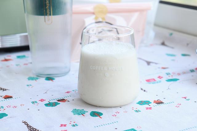 香蕉牛奶怎么做，香蕉牛奶在家轻松做