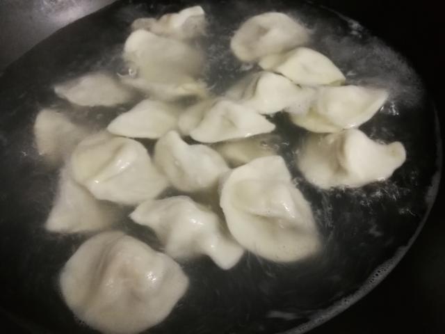 冻过的饺子怎么煮，冻住的饺子怎么煮才不烂（冷冻饺子冷水下锅还是热水）