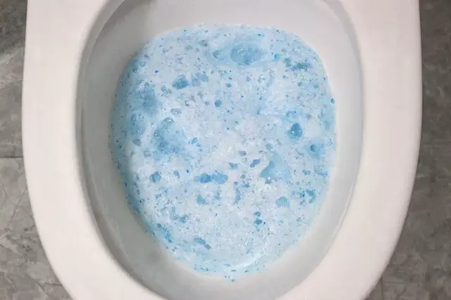 厕所黄污渍怎么去除，厕所发黄清洗的小妙招（保洁阿姨这个小妙招）