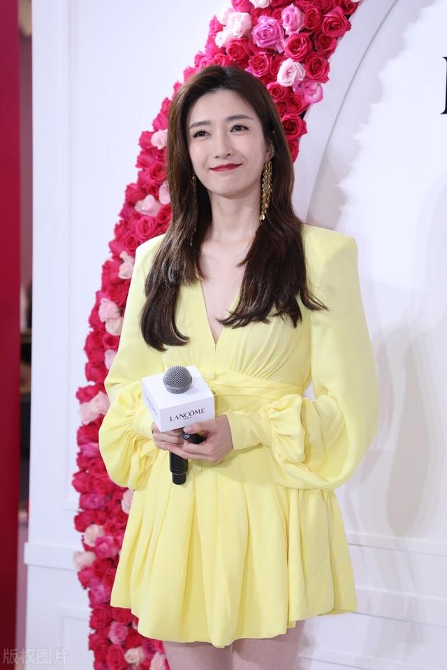 连体裤怎么搭配更迷人眼，连体裤怎么搭配更迷人眼镜男（橘色镂空连体裤配锁骨发）