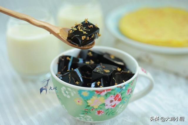 龟苓膏是什么做的，龟苓膏是什么做的乌龟（龟苓膏别以为就是凉粉）