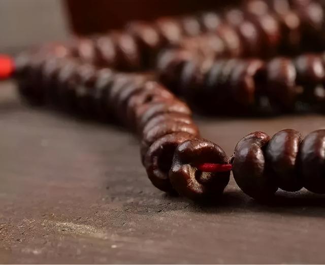 鬼脸菩提有什么寓意简短，鬼脸菩提有什么寓意简短的（但这菩提包浆效果却出奇地好）