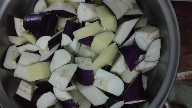 怎样用刀将不规则的土豆切菱形长块，怎样把土豆片切成菱形（不到5块钱的减肥餐）