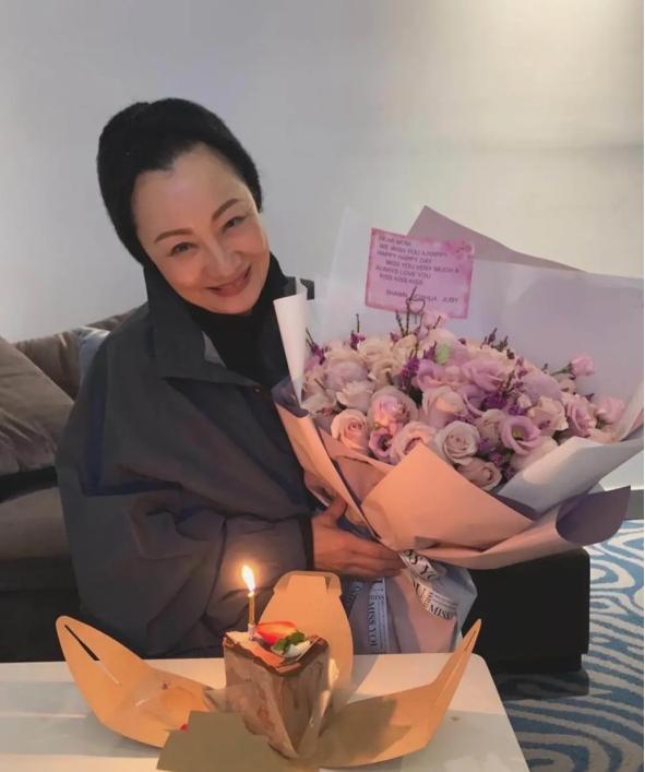 比莉的儿子，周汤豪的爸爸是谁（她的故事远比想象的更加难以置信）