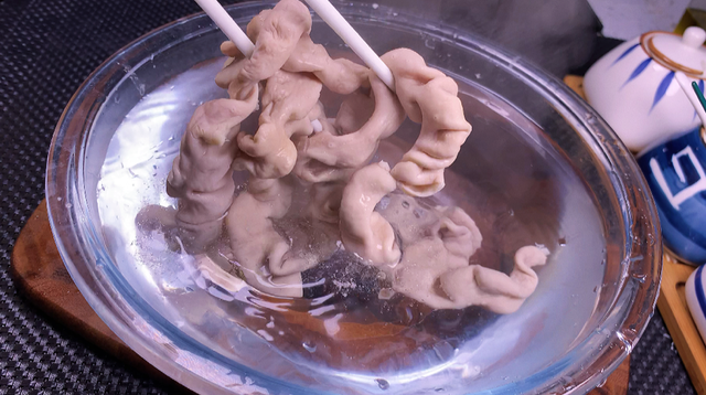 猪大肠的做法大全视频，猪大肠怎么做的最好吃（肥肠怎么洗，才干净无腥臭味）