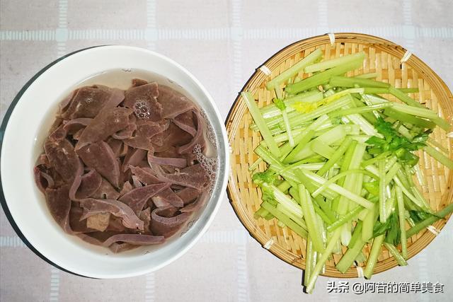 芹菜炒猪肝的做法，炒猪肝芹菜家常做法（家庭版的芹菜炒猪肝）