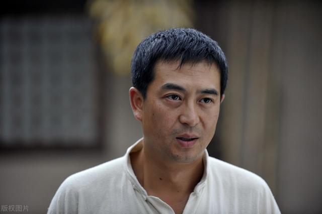 张嘉译50岁后的发型告诉我们，国字脸留小背头，显年轻更有男人味