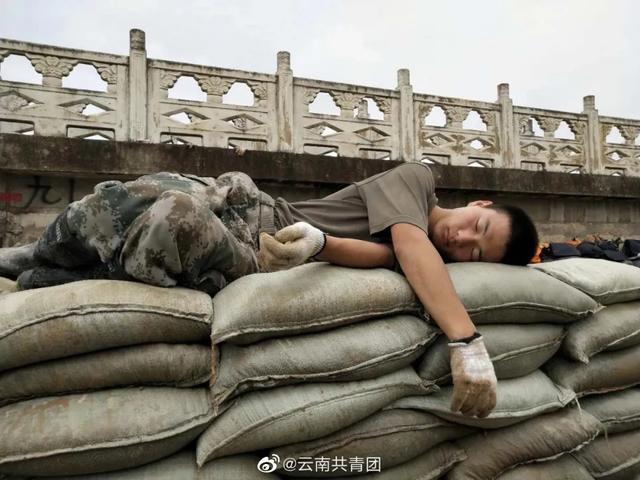 致敬抗疫英雄短句，致敬抗疫英雄短句子（致敬所有中国军人）