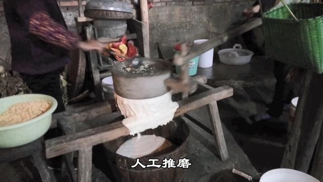 天然石磨豆腐的做法，传统古法用石磨打豆腐的全过程