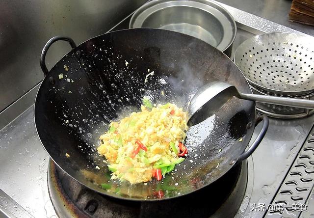 炒虾仁怎么炒好吃，冬瓜炒虾仁怎么炒好吃（厨师长做虾仁炒鸡蛋）