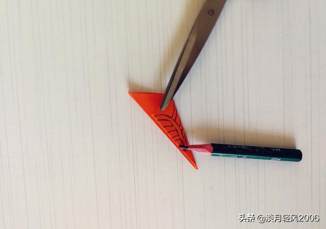 剪窗花的详细步骤图，初学者拿来练手的窗花剪纸教程（我们一起剪窗花）