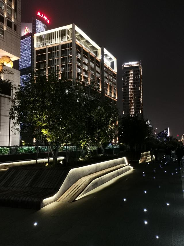 上海外滩夜景图片，外滩夜景美丽迷人让人流连忘返（上海市外滩夜景）