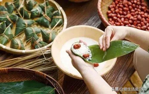 艾叶挂在家里哪些地方好，艾草如何挂在门头有何讲究（端午节有趣风俗你知道吗）