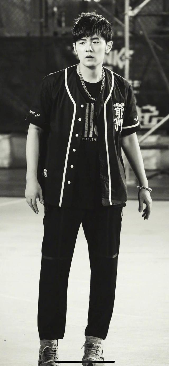 周杰伦高清图片，周杰伦照片（周杰伦高清壁纸：我不曾等雨停）