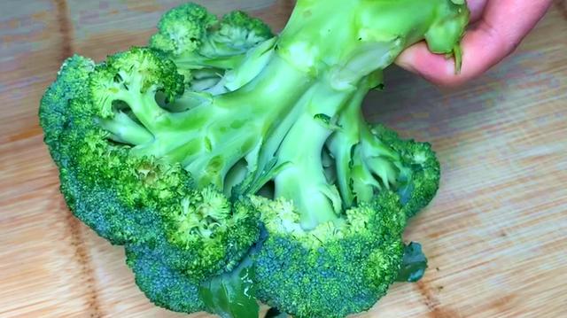 西兰花如何清洗，怎么清洗西兰花（西蓝花千万别用清水洗）