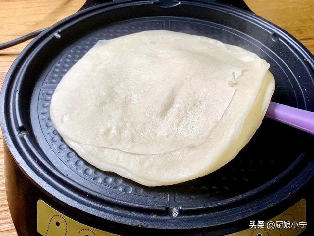 烙薄饼怎么和面烙出来软的，怎么和面烙出的饼柔软（春饼轻薄柔软不发粘）