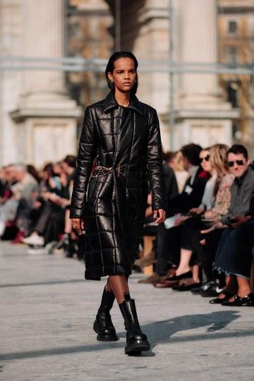 bv葆蝶家云朵包怎么样，葆蝶家手提包（只靠云朵包和高跟人字拖鞋）