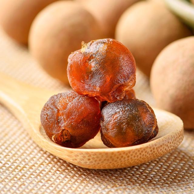 新鲜龙眼怎么做成龙眼干，干龙眼怎么做成的（两种老方法晒出的每个果肉饱满有光泽）