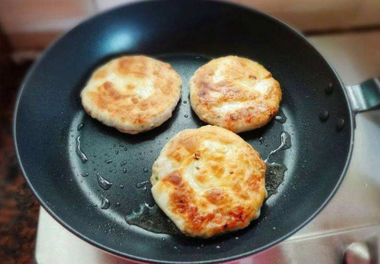 葱香煎饺的做法，香煎饺子的做法（香葱猪肉馅不仅能做饺子）
