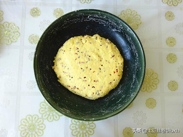 豆饼怎么做好吃，红豆饼的简单好吃做法（这个豆饼料太足）