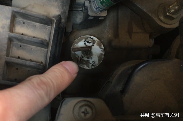 加玻璃水的标志图片，汽车玻璃水标志是什么（很多新手不知道）