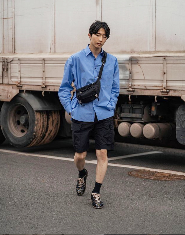 男士超级短裤怎么穿，一双长袜子不能少