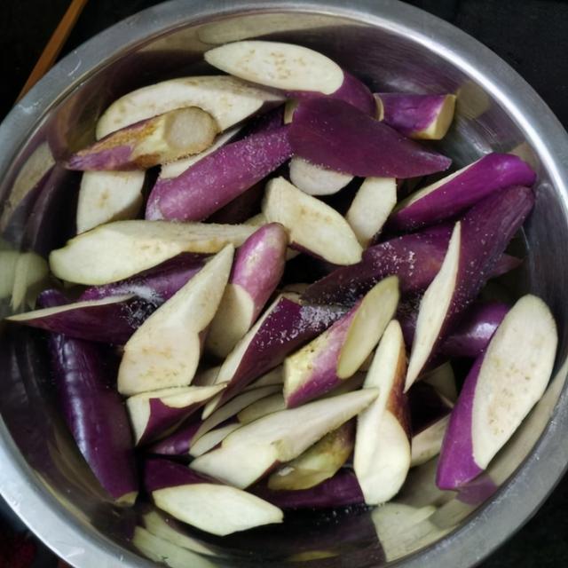 炒茄子怎么做好吃又简单又好吃，怎样炒茄子好吃又简单（学会“多做一步”）