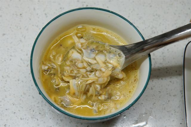 花甲肉怎么炒，炒花甲的做法视频（它和花甲一起炒是绝配）