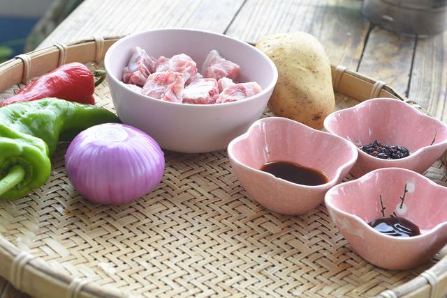 中餐厅干烧鱼的做法，干烧鱼怎么做法（王俊凯做的最认真的一道菜）