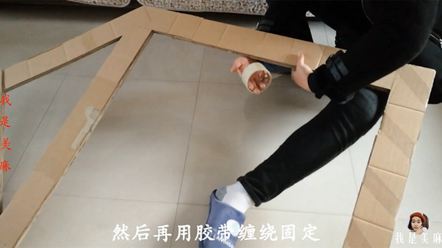 房子手工制作纸箱，纸箱房子如何手工制作（爸爸用纸箱为宝宝做个大房子）