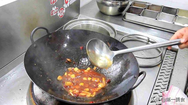 辣子鸡丁的家常做法，辣子鸡最正宗的做法不辣不柴（厨师长教你做家常辣子鸡丁）