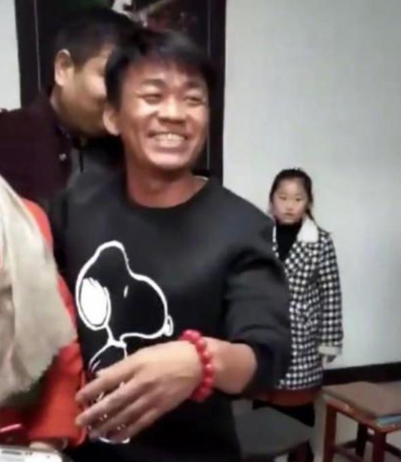 还晒出了一张王宝强在家中的旧照，土掉渣变身帅气男掀起乡村时尚潮