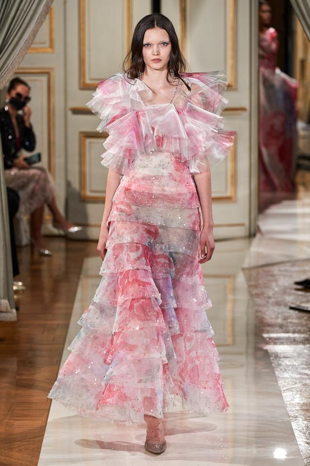 阿玛尼衣服什么档次，阿玛尼服饰什么档次（Privé2021秋季高定女装）