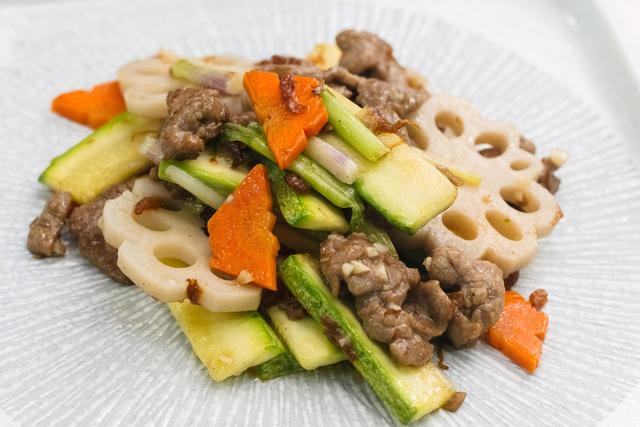 怎样腌制嫩牛肉片，腌制牛肉怎么做才鲜嫩（大厨一招就把牛肉变得又嫩又滑）