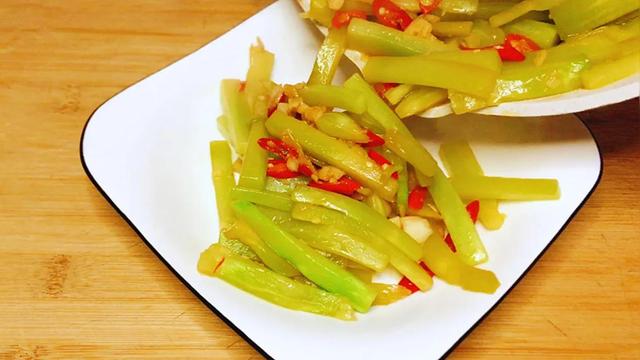 辣炒莴苣怎么做，炒莴苣最简单的做法（香辣莴笋最简单脆口的做法）