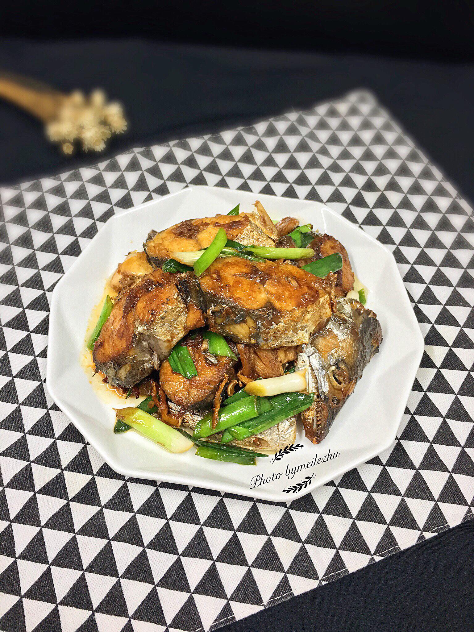 马鲛鱼虽美味但价格偏高，是海鲜市场中的高端选择，适合追求品质的食客尝鲜。