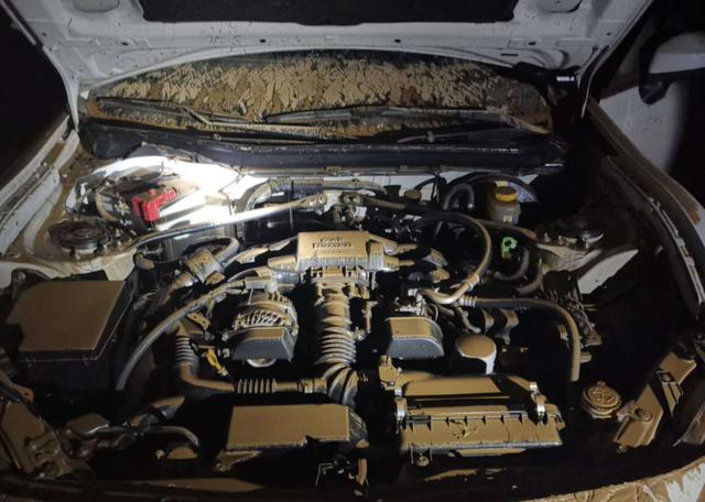 汽车被水淹了怎么办，下暴雨汽车被水淹了怎么办（车辆若不幸被水泡了）