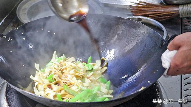 千张怎么炒好吃，炒千张怎么做好吃（大厨教你做青椒炒千张）