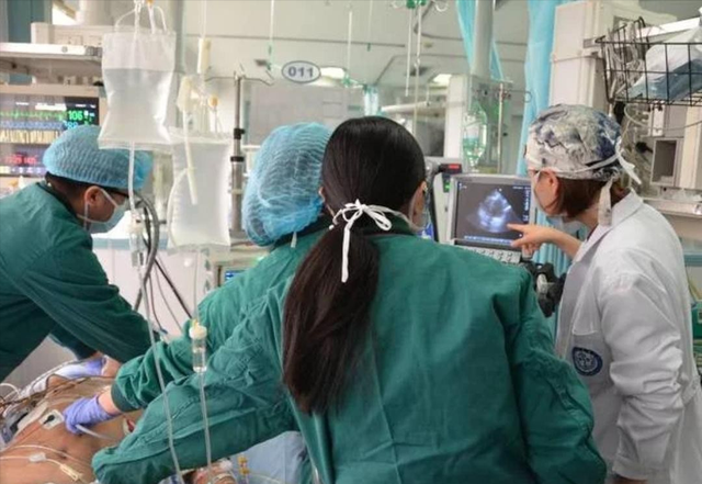 罗京追悼会全部过程，在罗京葬礼上哭到昏厥的妻子