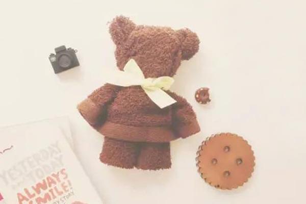 如何利用毛巾折叠小熊，用毛巾怎样叠小熊（家里的旧毛巾千万不要随便扔）