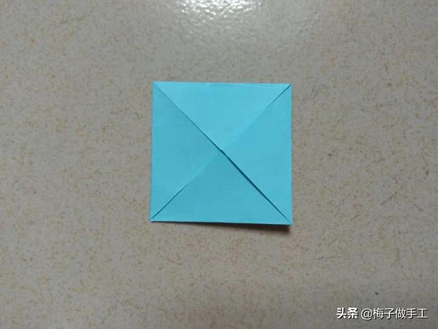 省空间的裤子折法，折裤子最省空间的折法（衣服和裤子怎么折最简单）