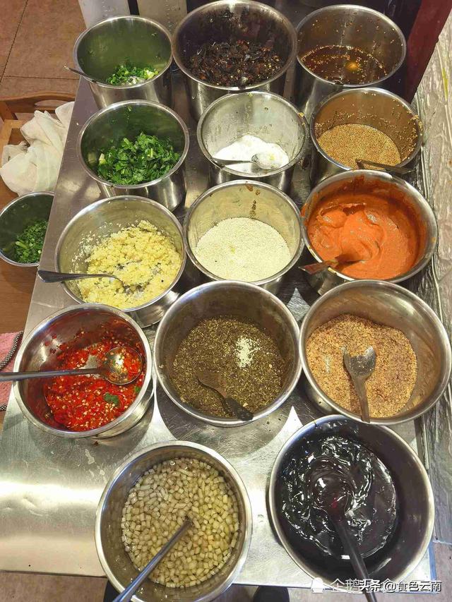 牛肉汤锅的做法和配料，牛肉汤锅的做法和配料视频窍门（云南最原汁原味的江湖火锅）