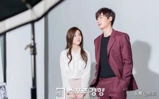 李夏怡 rose音译，卡其色李夏怡rose音译（队友和她合照就像公开处刑）