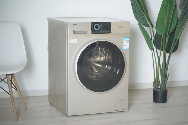 如何使用海尔蒸汽电熨斗，海尔蒸汽电熨斗怎么用（海尔EG100HB209G洗衣机体验）