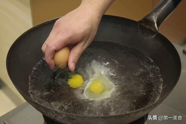酒糟鸡蛋的做法，酒糟煮鸡蛋的做法（出锅个个完整）