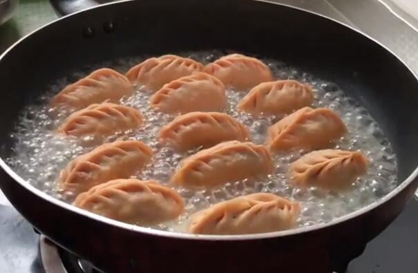 图片[7]-【水煎饺】做法步骤图 小孩特别喜欢吃 一大盘不够-起舞食谱网